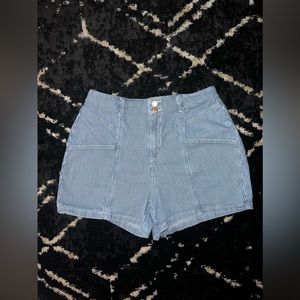 The cutest high-waisted railroad shorts!! Size 10/12